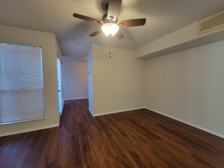 Building Photo - 9809 Walnut St