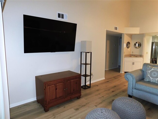 Building Photo - 218 Woodlake Wynde