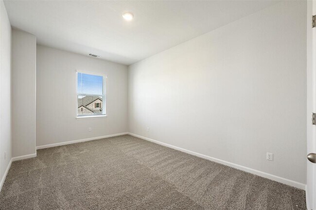 Building Photo - 102 Hedge Grn Holw