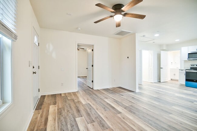 Building Photo - COMING SOON! Modern Living Awaits in This Fully Renovated 2BR Home in Rock Hill!