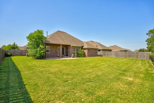 Building Photo - Stunning 3 Bedroom Home with Fireplace, Community Amenities & Open Floor Plan