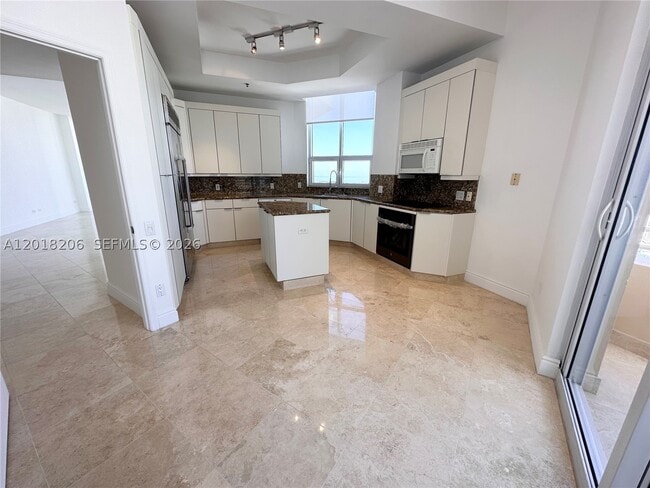 Building Photo - 808 Brickell Key Dr