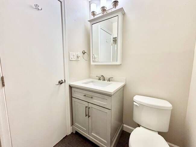 Building Photo - Gorgeous Condo in Willoughby Beach