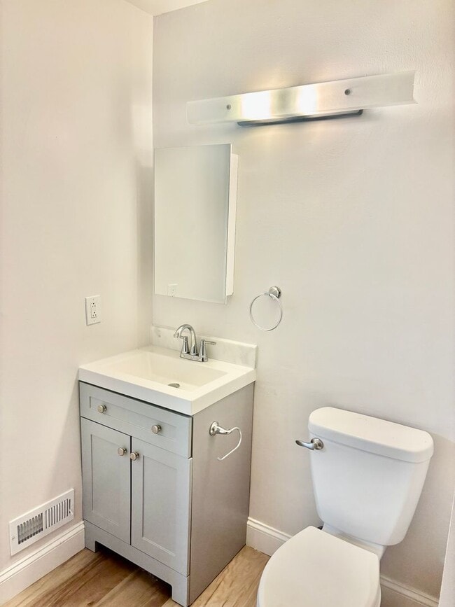 Building Photo - 2 Bedroom, 1 Bathroom Newly Renovated Cond...