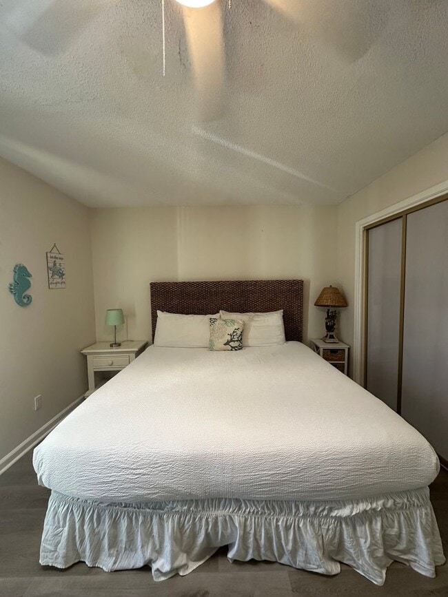 Building Photo - Furnished Townhome within walking distance...