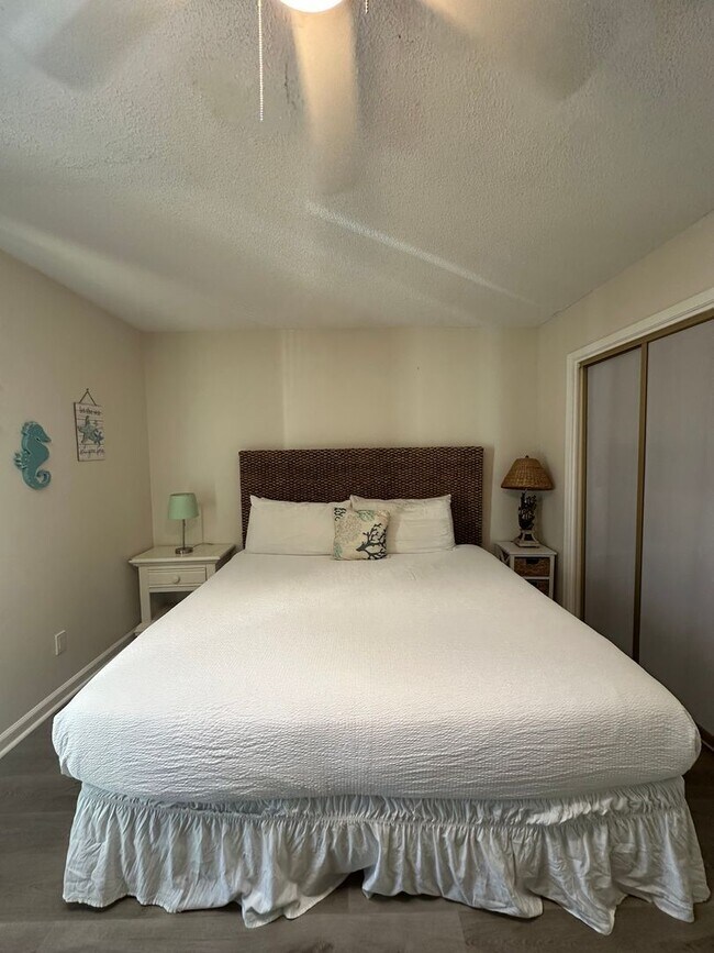 Building Photo - Just 2 blocks from BEACH!  *Move In Special-50% Off First Months Rent, Furnished/Unfurnished