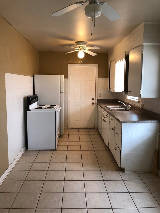 Building Photo - 3 bed, 1 bath home for rent near north May...