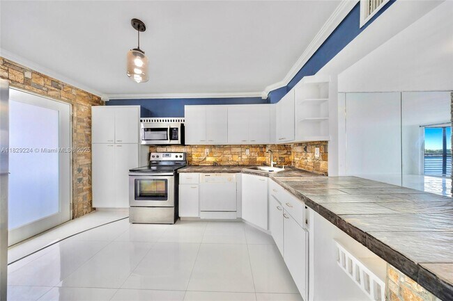 Building Photo - 1175 NE Miami Gardens Dr