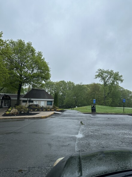 Building Photo - 101 Country Club Ct