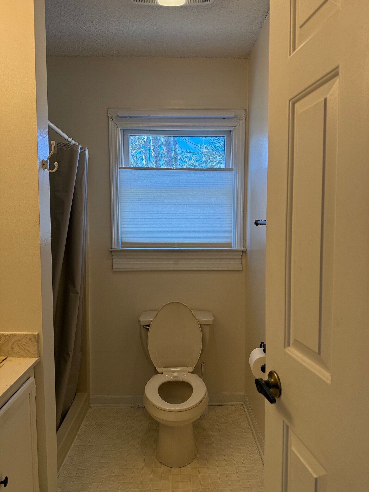 Master bathroom - 104 Meadow Park Ln