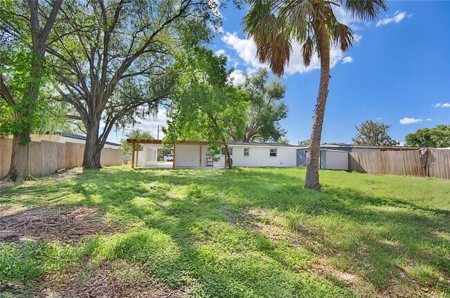 Building Photo - 9616 Pineridge Ave