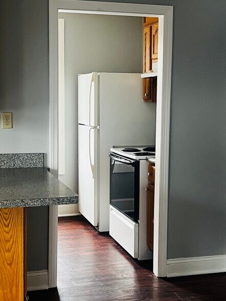 Building Photo - 876 Middle St