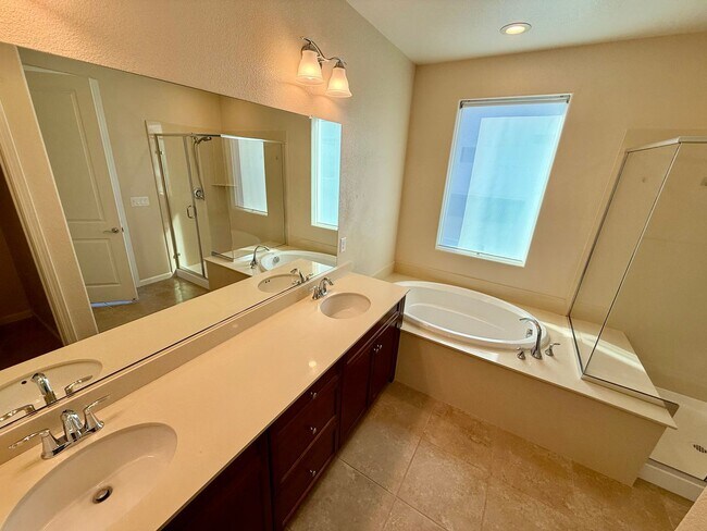 Building Photo - 4BD/3.5B Home in Dublin's Boulevard Community, a Stone's Throw Away From Persimmon and Hacienda!