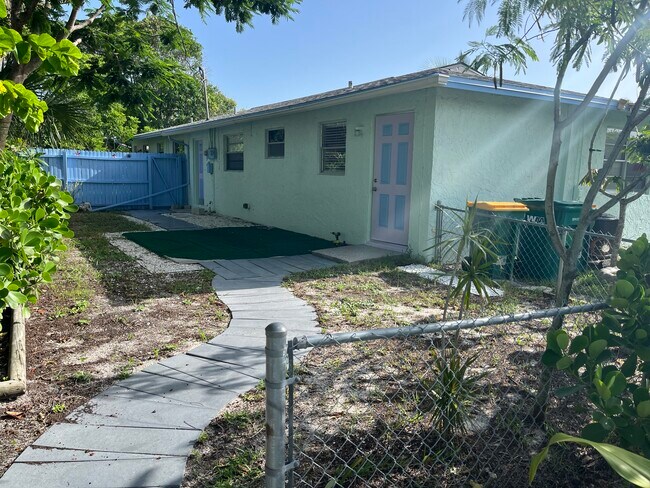 Building Photo - 2658 Mangrove St