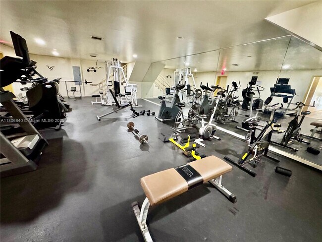 Building Photo - 8810 Fontainebleau Blvd