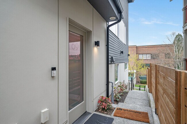 Building Photo - 34 W Cremona St