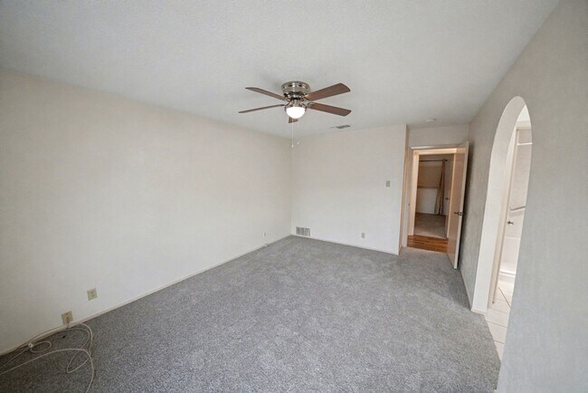 Building Photo - Charming 3-bed, 2-bath home in Universal C...