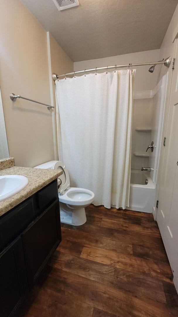 Building Photo - Dashing Edgewater Townhome