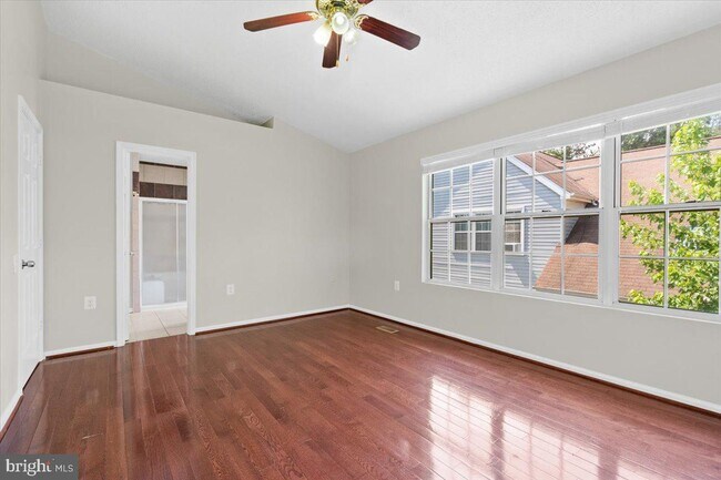 Building Photo - 461 Foxridge Dr SW