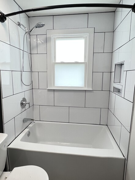 tub/shower combination - 7900 Richard St