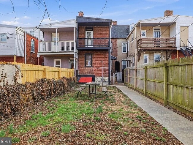 Building Photo - 826 N Plum St