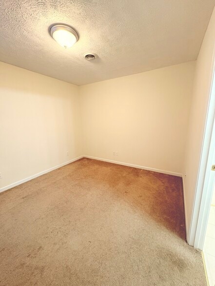 Building Photo - 14 Lake Village Ct