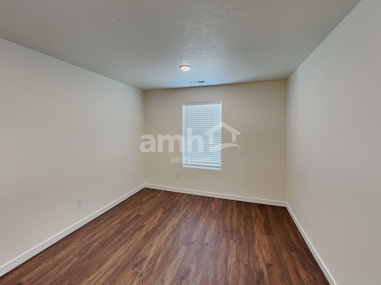 Building Photo - 1551 N Barkvine Ave