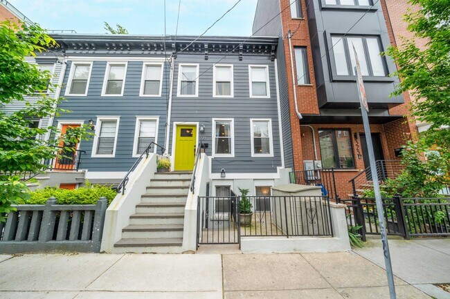 Building Photo - 321 7th St