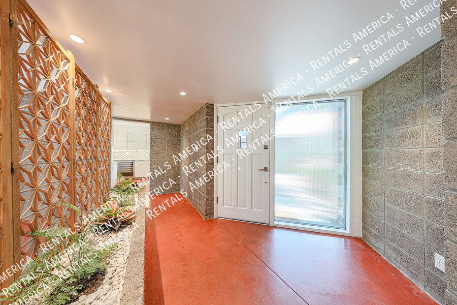 Building Photo - 3237 E Meadowbrook Ave