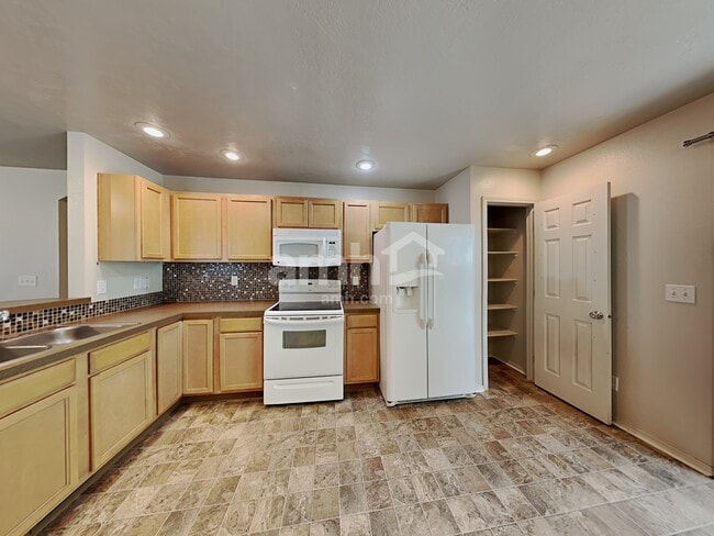 Building Photo - 4418 N Alester Ave