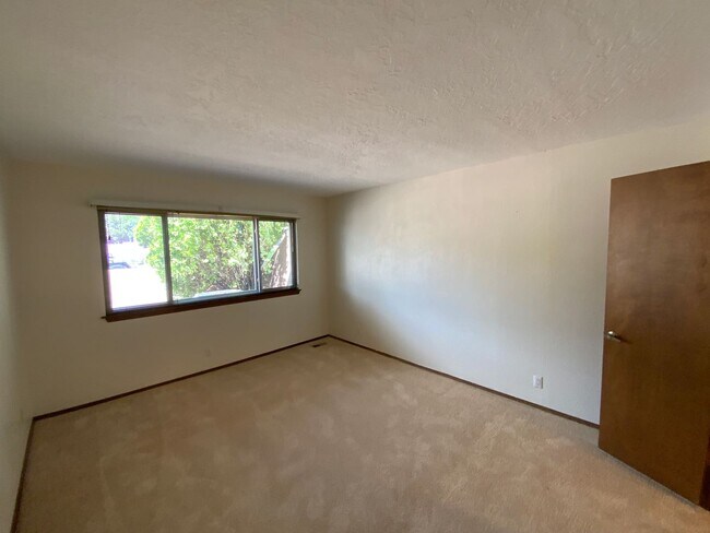 Building Photo - 3 Bedroom Single Story Home Available Near...