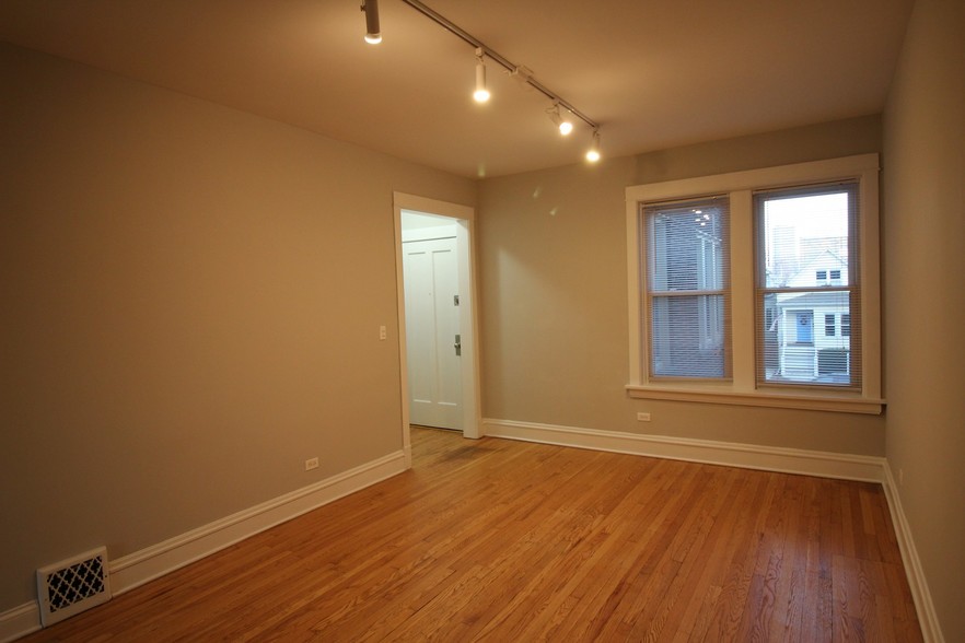 Building Photo - 5340 N Paulina St