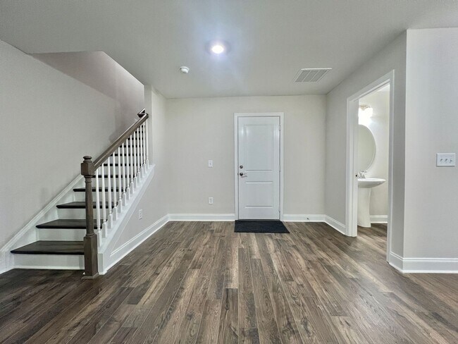 Building Photo - Like New 3 Bed, 4 Bath Townhome w/ 2 Car Garage