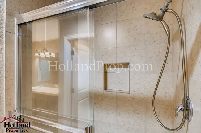 Building Photo - Stunning 3 Bedroom 2.5 Bathroom Home with ...