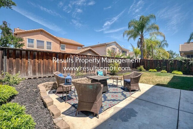 Building Photo - Spacious and upgraded 4 Bed 3 Bath Roseville Home