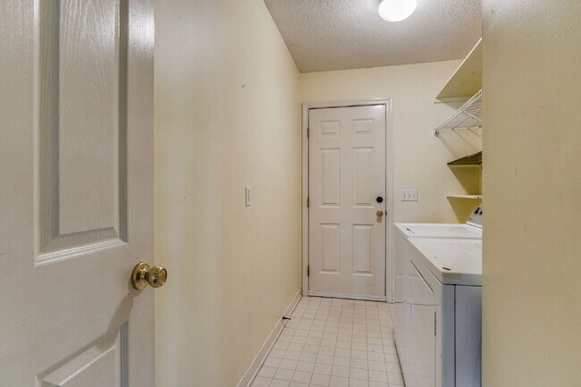 Building Photo - Welcome to your dream home! This stunning ...