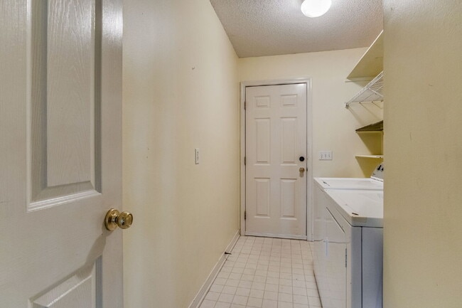 Building Photo - Welcome to your dream home! This stunning 4-bedroom, 3-bathroom residence is perfectly situated n...