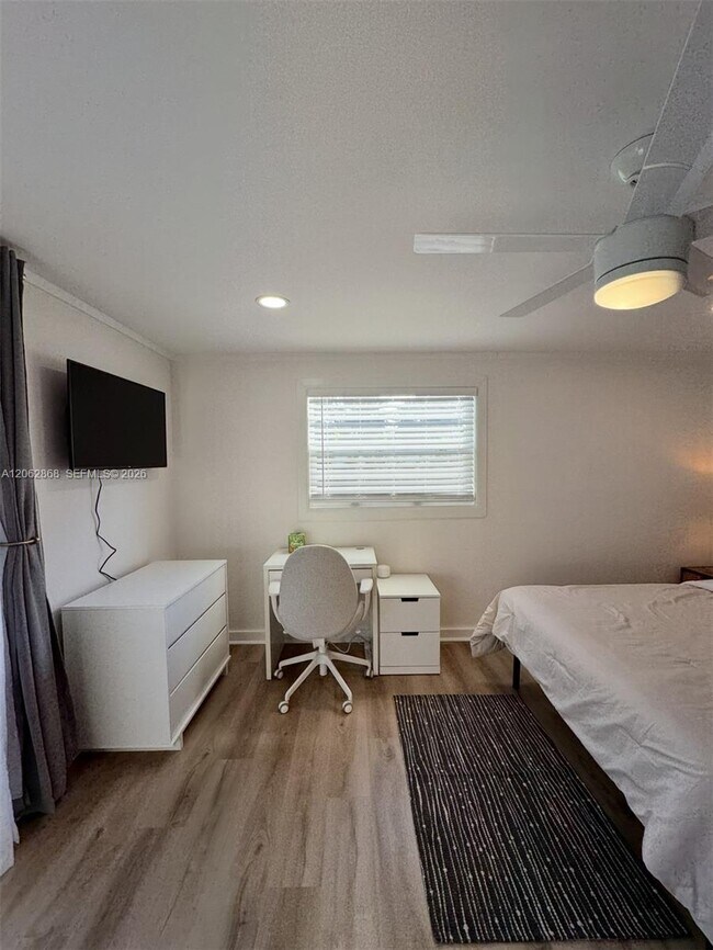 Building Photo - 914 N Ocean Breeze