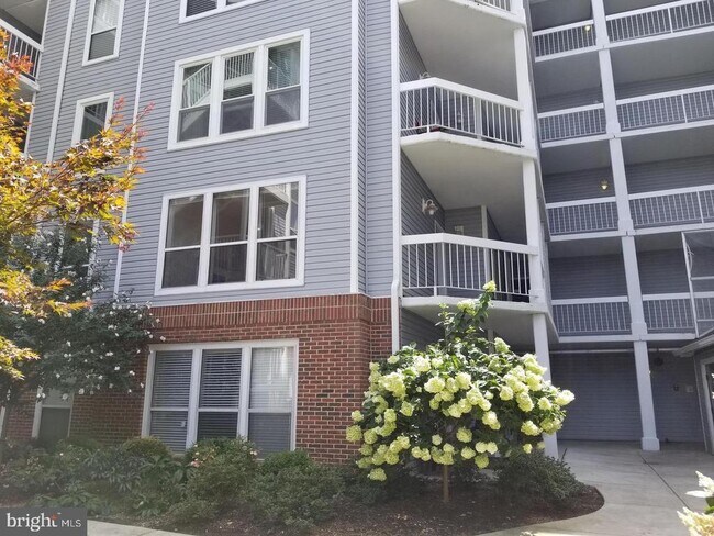 Building Photo - 3178 Summit Square Dr