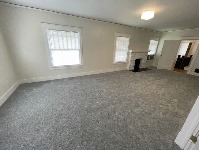 Building Photo - 1320-1322 Main Street Duplex