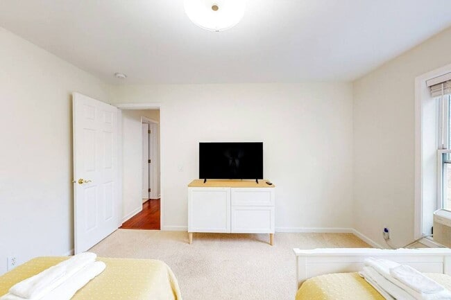 Building Photo - Large 5Br 3 1/2Ba Modern Home in Falmouth ...