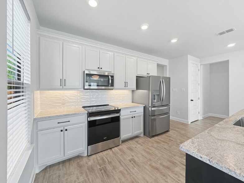 Building Photo - 9525 Thorncrown Ln