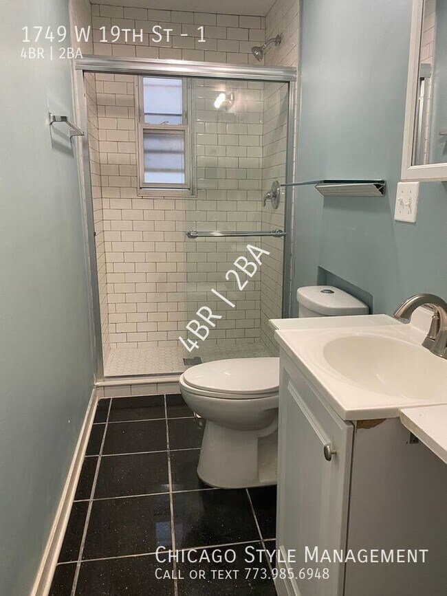 Building Photo - Duplex down in the heart of Pilsen! All th...