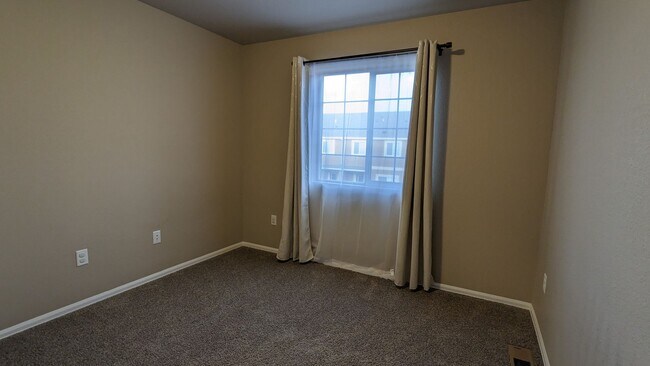 Building Photo - TWO STORY END UNIT TOWNHOME 3 BED/2.5 BATH...