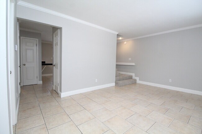 Building Photo - Updated Northeast Pensacola 3BR End-Unit Townhome Near UWF & Cordova Mall with Fresh Paint, New C...
