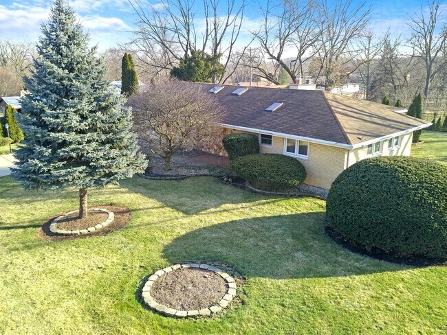 Building Photo - 8705 W 92nd Pl