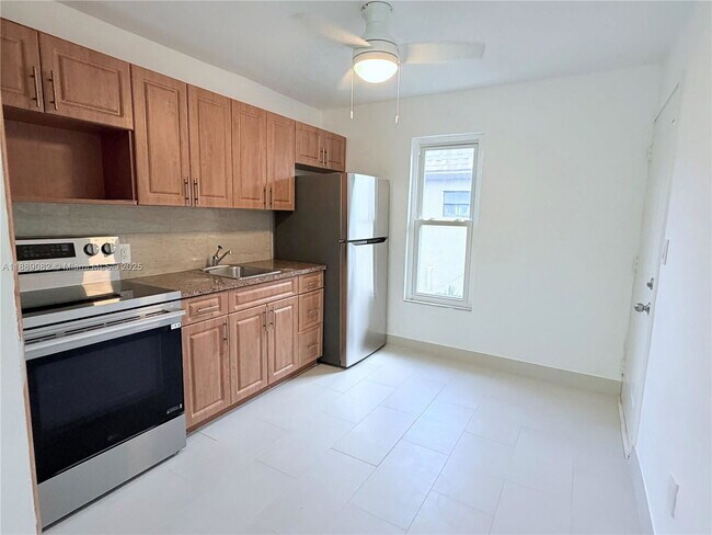 Building Photo - 1305 NW 4th St