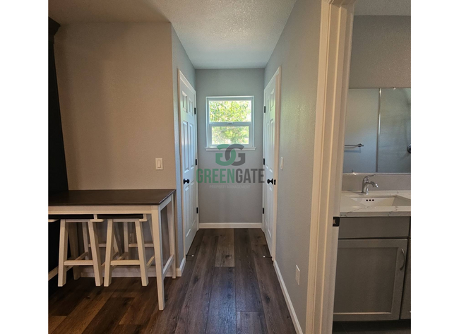 Building Photo - Gorgeous 1 Bedroom, 1 Bathroom Home Availa...