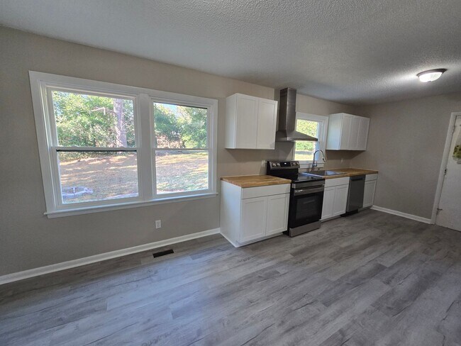 Building Photo - NEW LISTING!!!!!