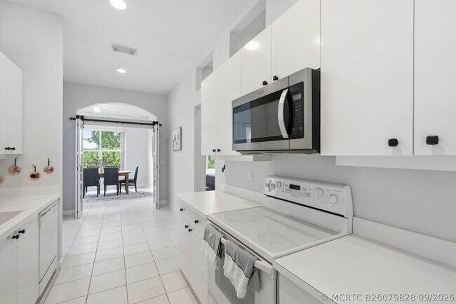 Building Photo - 707 SW San Salvador Cv